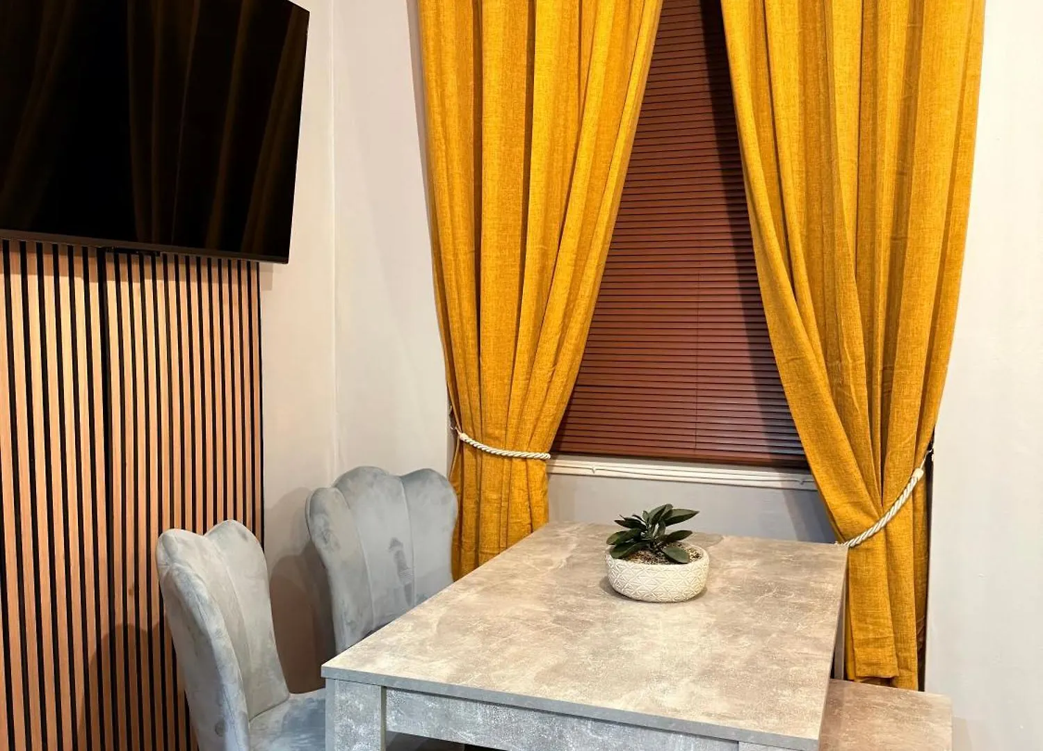 Two Bedroom Apartment-Central Edinburgh-Old Town-Licensed 0*, Edinburgh